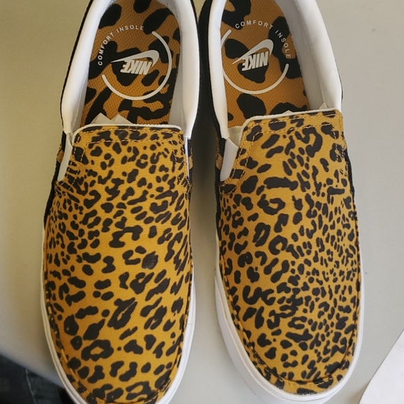 New in Box Women's Nike Court Legacy Slip-Ons - Picture 3 of 4